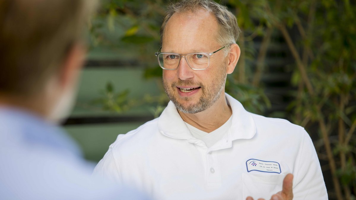 Oberarzt Dr Markus Bauer im Gespräch mit einem Patienten.